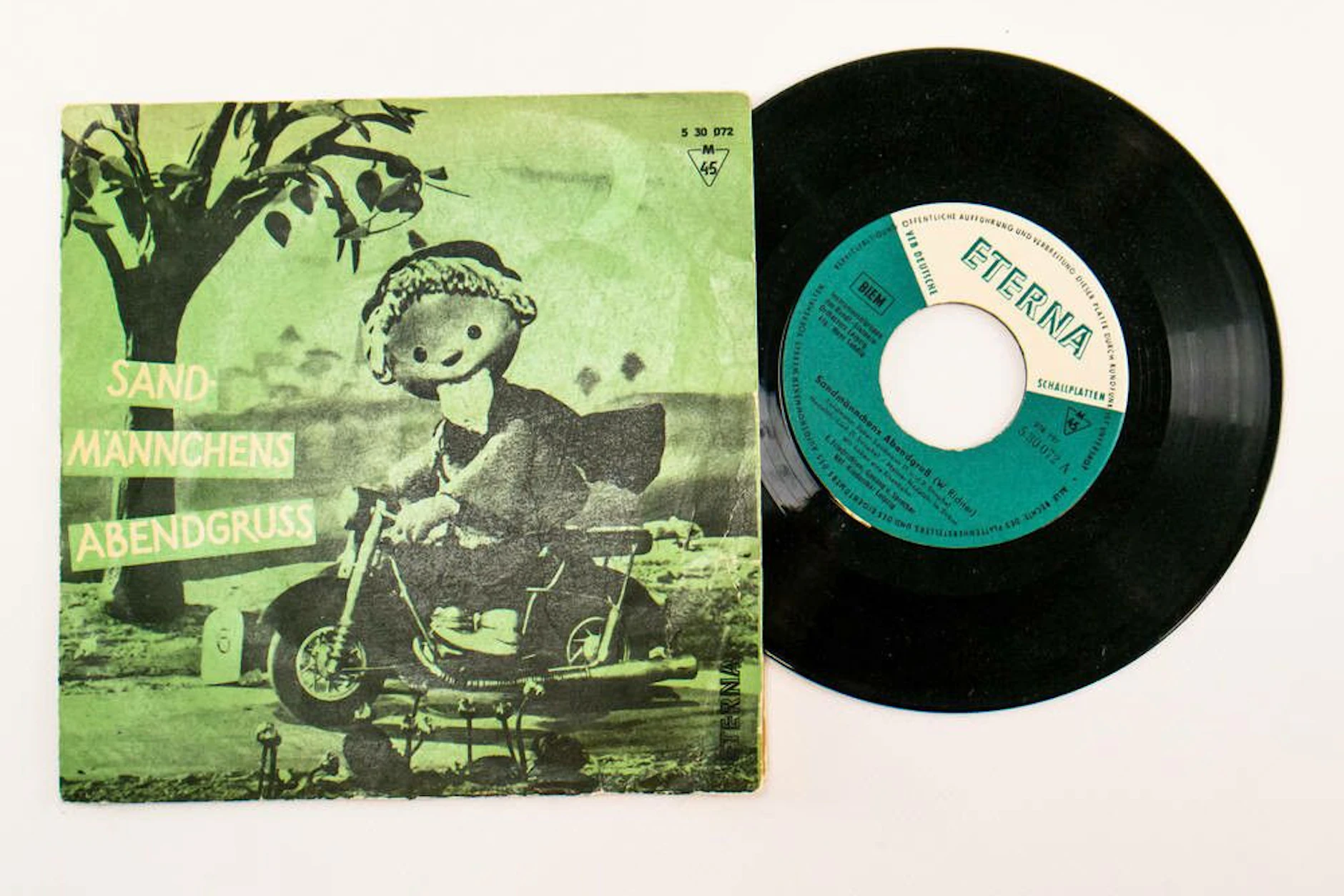 Die Single mit den Sandmann Lied erschien Anfang der 60er Jahre. Darauf ist die Originalaufnahme mit dem Rundfunk-Kinderchor Leipzig zu hören, in dem auch Thomas Fritzsching sang. Später gab es neue Aufnahmen des Liedes.