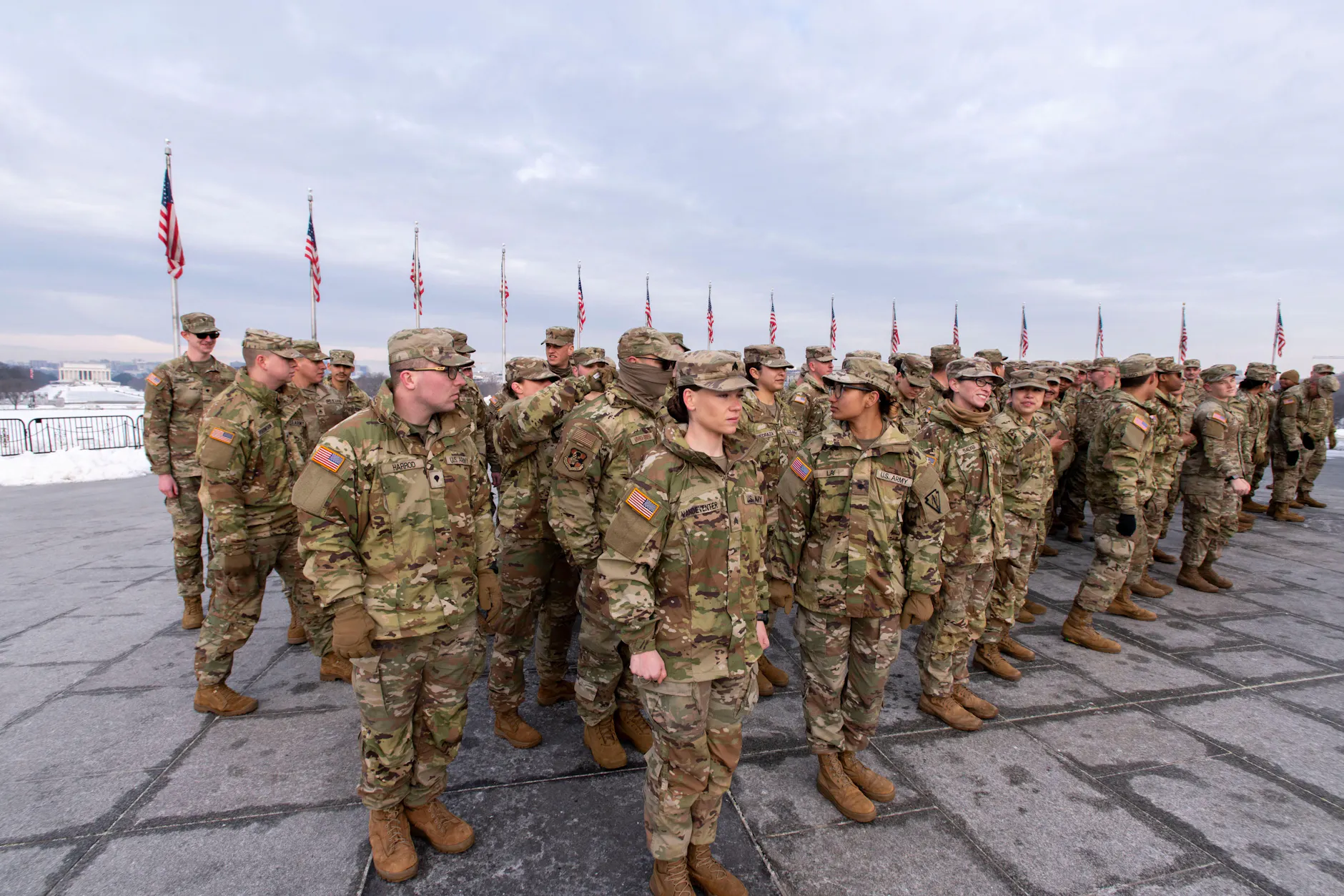 Soldaten stellen sich am Sockel des Washington Monuments für die Zeremonie der Vereidigung durch US-Verteidigungsminister Hegseth auf.