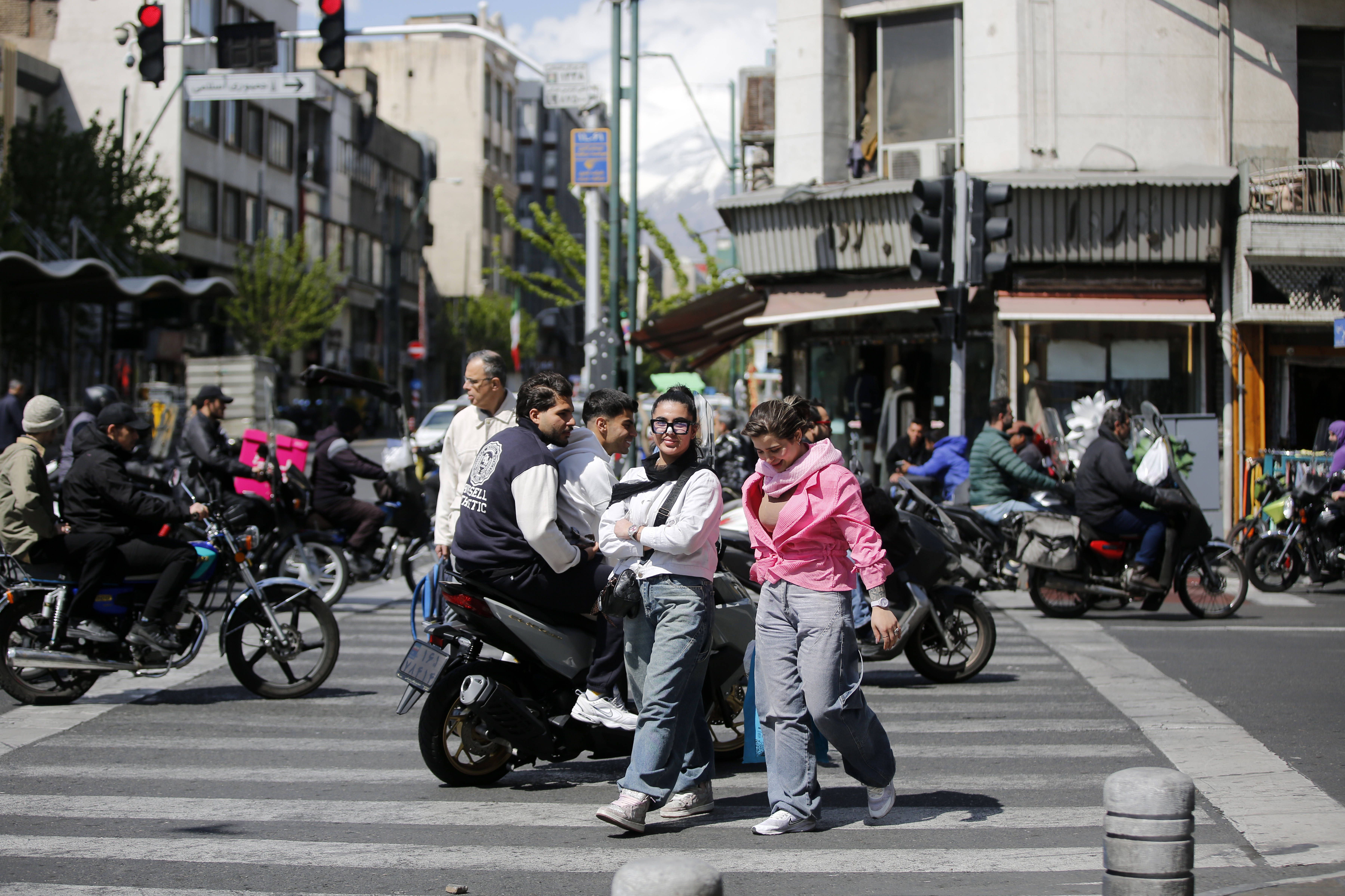 Vor Iran-Verhandlungen – Interview mit Yale-Historiker Arash Azizi: „Bomben stürzen keine Regierung“