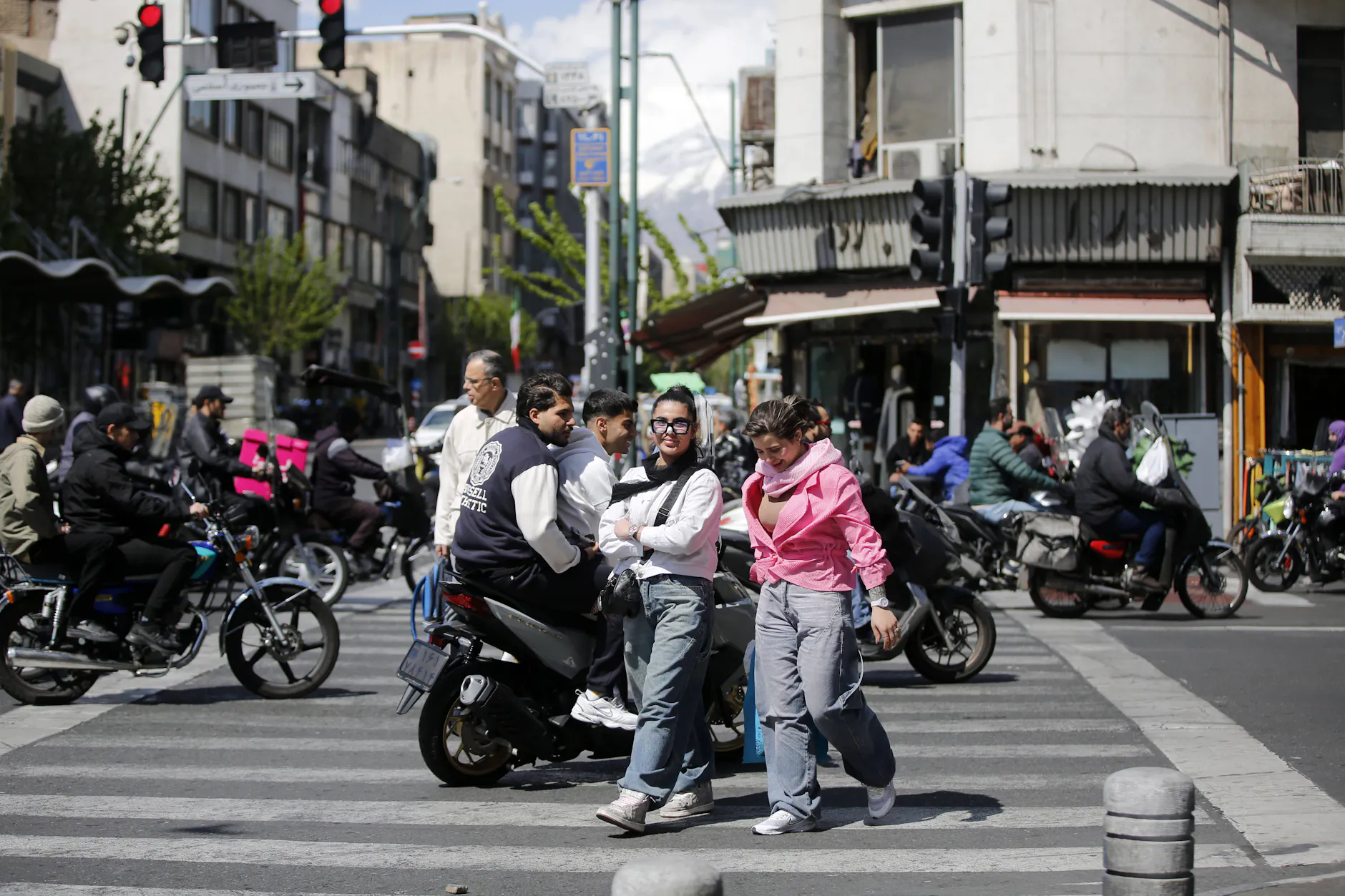 Nach der vereinbarten Waffenruhe kehrt auf den Straßen Teherans der Alltag zurück.