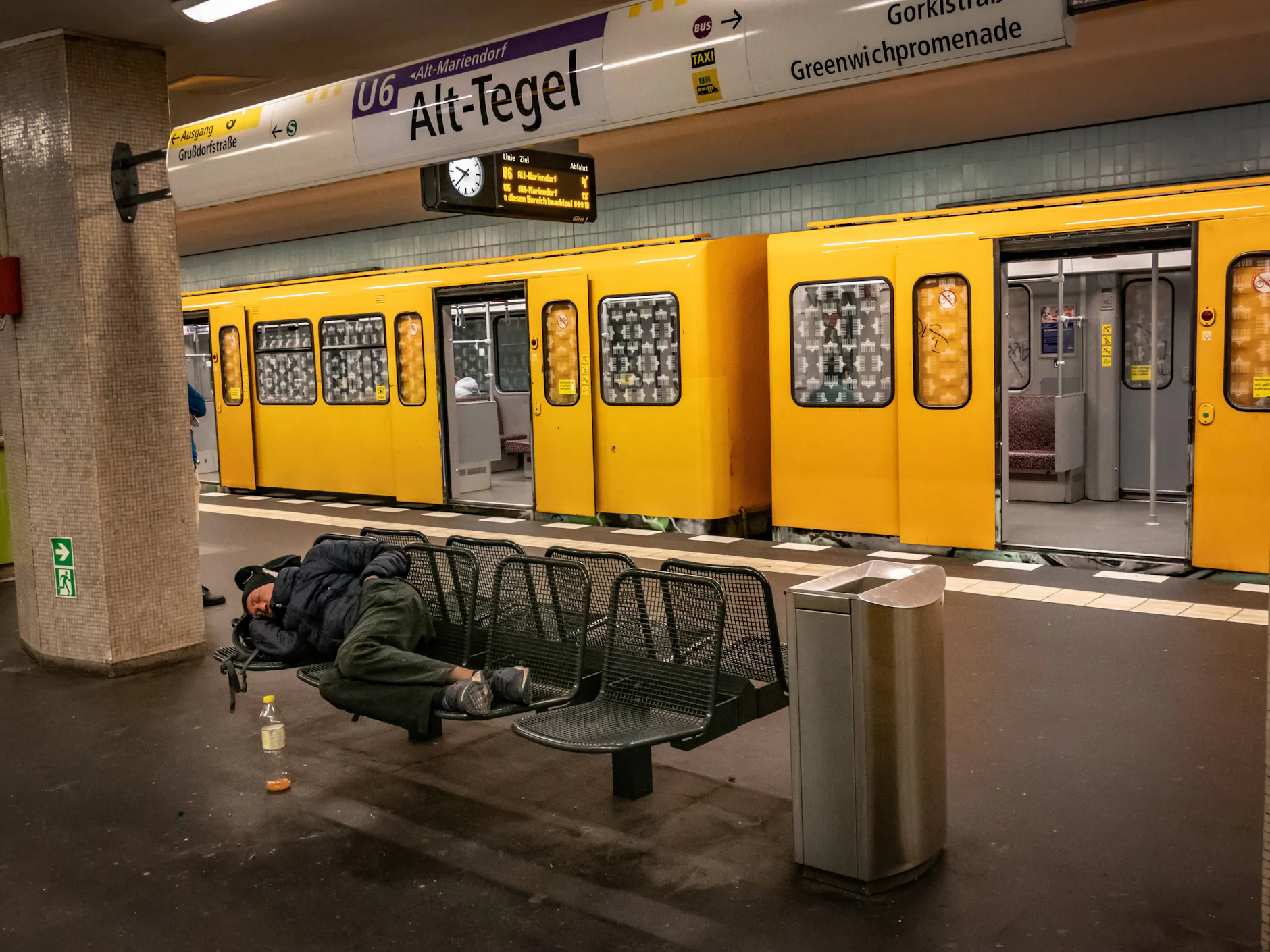 Am 5. November 2022 hält ein Zug im Bahnhof Alt-Tegel im Norden von Berlin. Kurz darauf wurde der Nordabschnitt der U6 geschlossen.