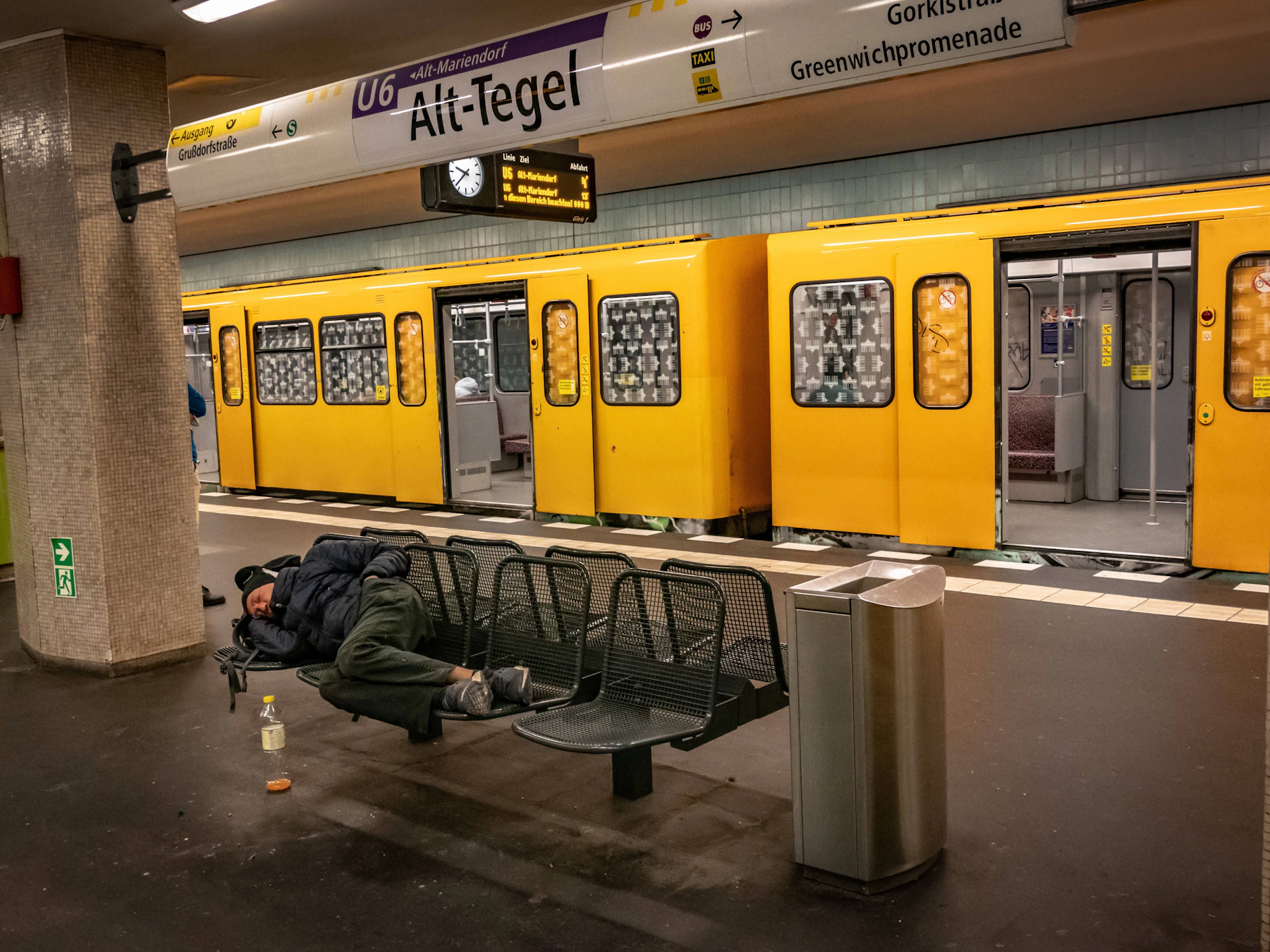 Am 5. November 2022 hält ein Zug im Bahnhof Alt-Tegel im Norden von Berlin. Kurz darauf wurde der Nordabschnitt der U6 geschlossen.