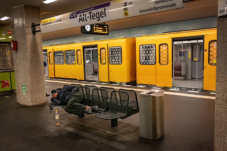 Am 5. November 2022 hält ein Zug im Bahnhof Alt-Tegel im Norden von Berlin. Kurz darauf wurde der Nordabschnitt der U6 geschlossen.