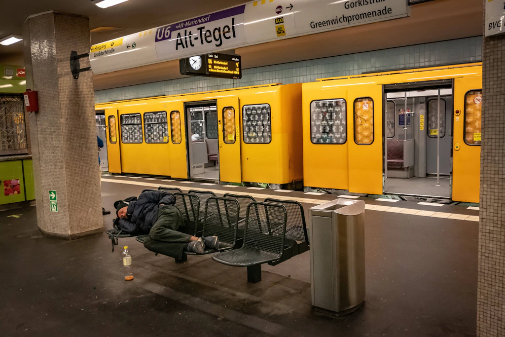 Am 5. November 2022 hält ein Zug im Bahnhof Alt-Tegel im Norden von Berlin. Kurz darauf wurde der Nordabschnitt der U6 geschlossen.