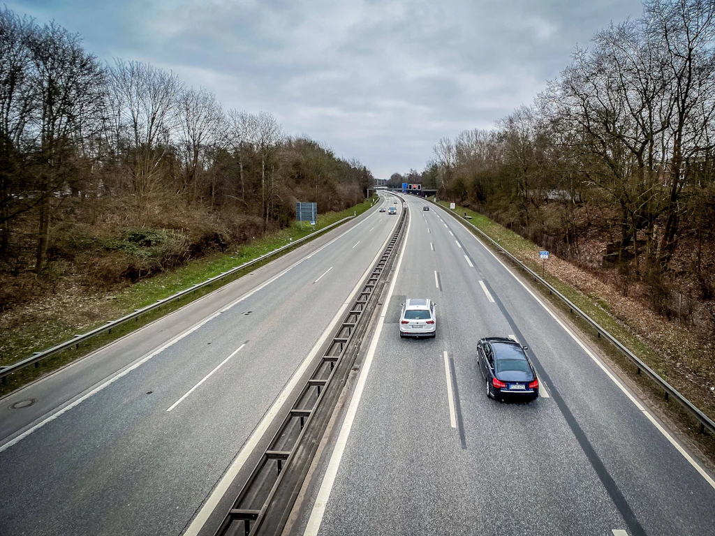 Geburt auf der Autobahn: Frau bringt Baby auf dem Standstreifen zur Welt
