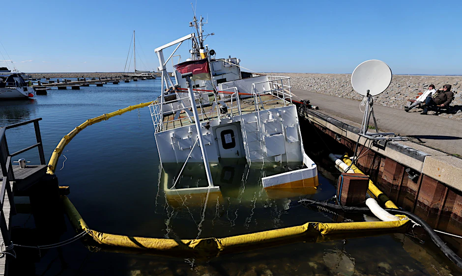 In der Marina Lubmin liegt das Restaurantschiff „Vaterland“ auf Grund. Das Schiff war am 07.04.2026 aus bislang ungeklärter Ursache vollgelaufen und gesunken, nur die Aufbauten ragen noch aus dem Wasser.