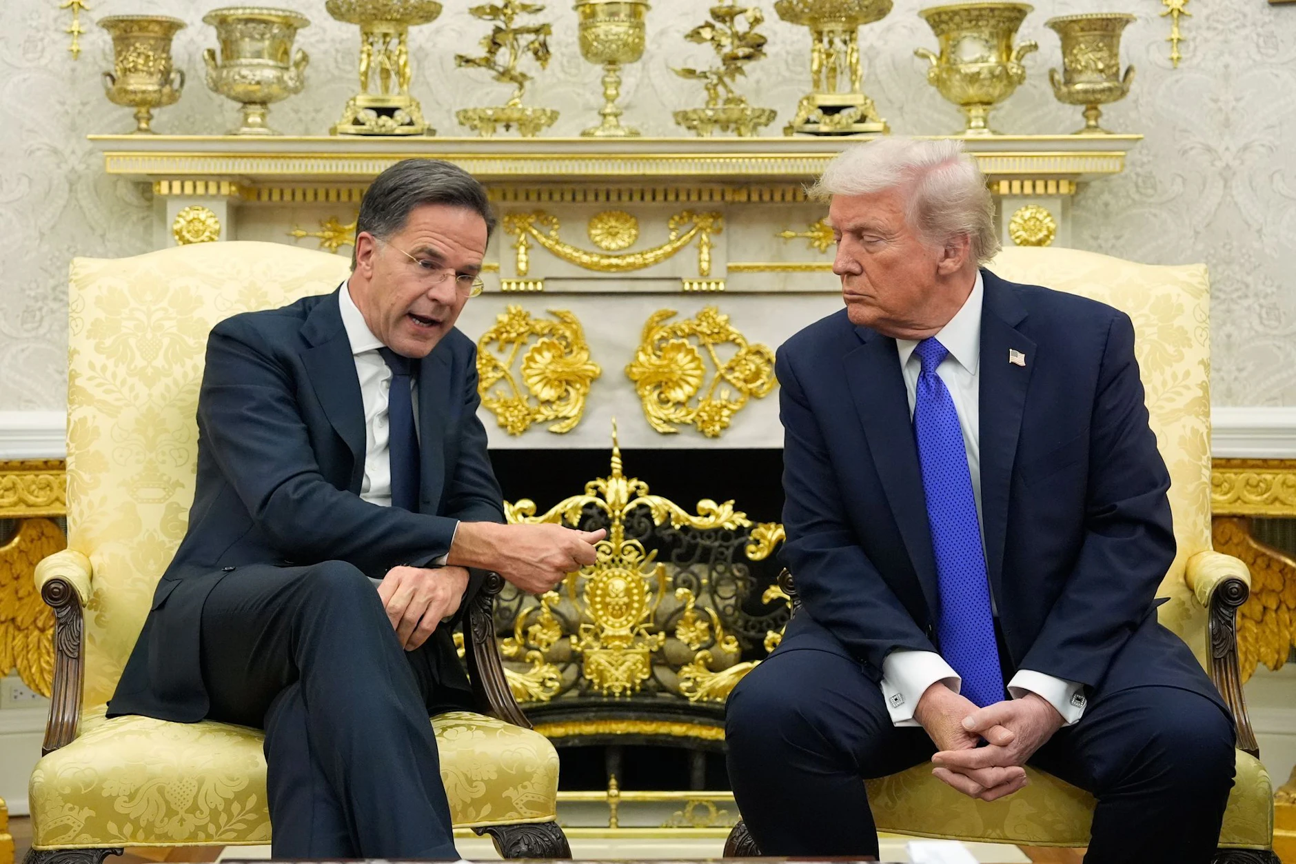 US-Präsident Donald Trump (r) trifft sich mit Nato-Generalsekretär Mark Rutte im Oval Office des Weißen Hauses (Archivbild).