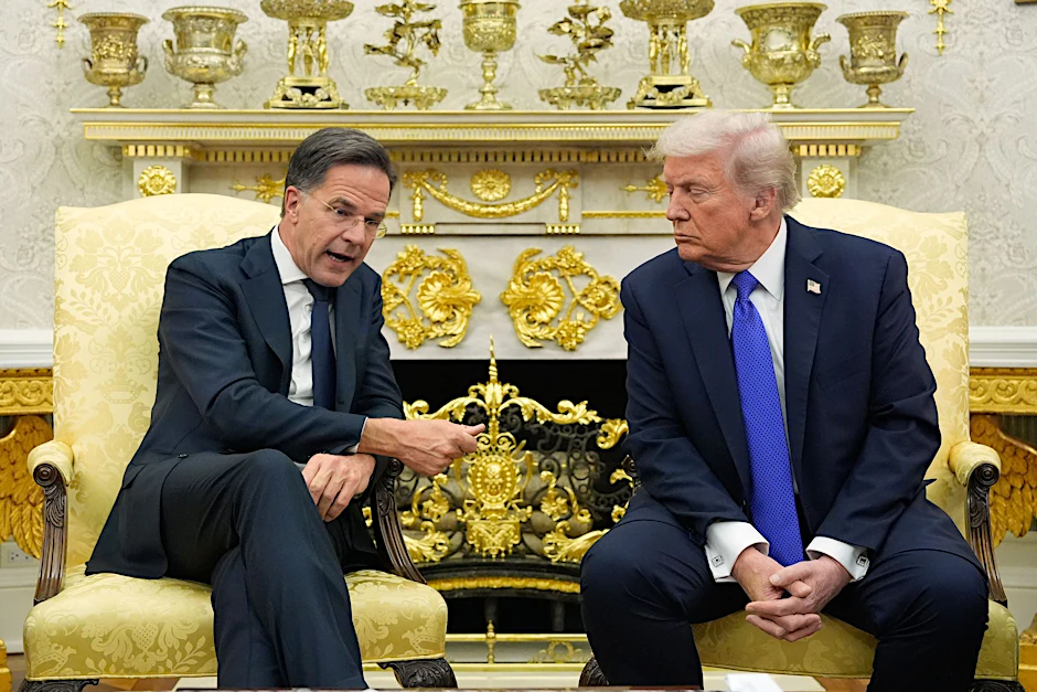 US-Präsident Donald Trump (r) trifft sich mit Nato-Generalsekretär Mark Rutte im Oval Office des Weißen Hauses (Archivbild).