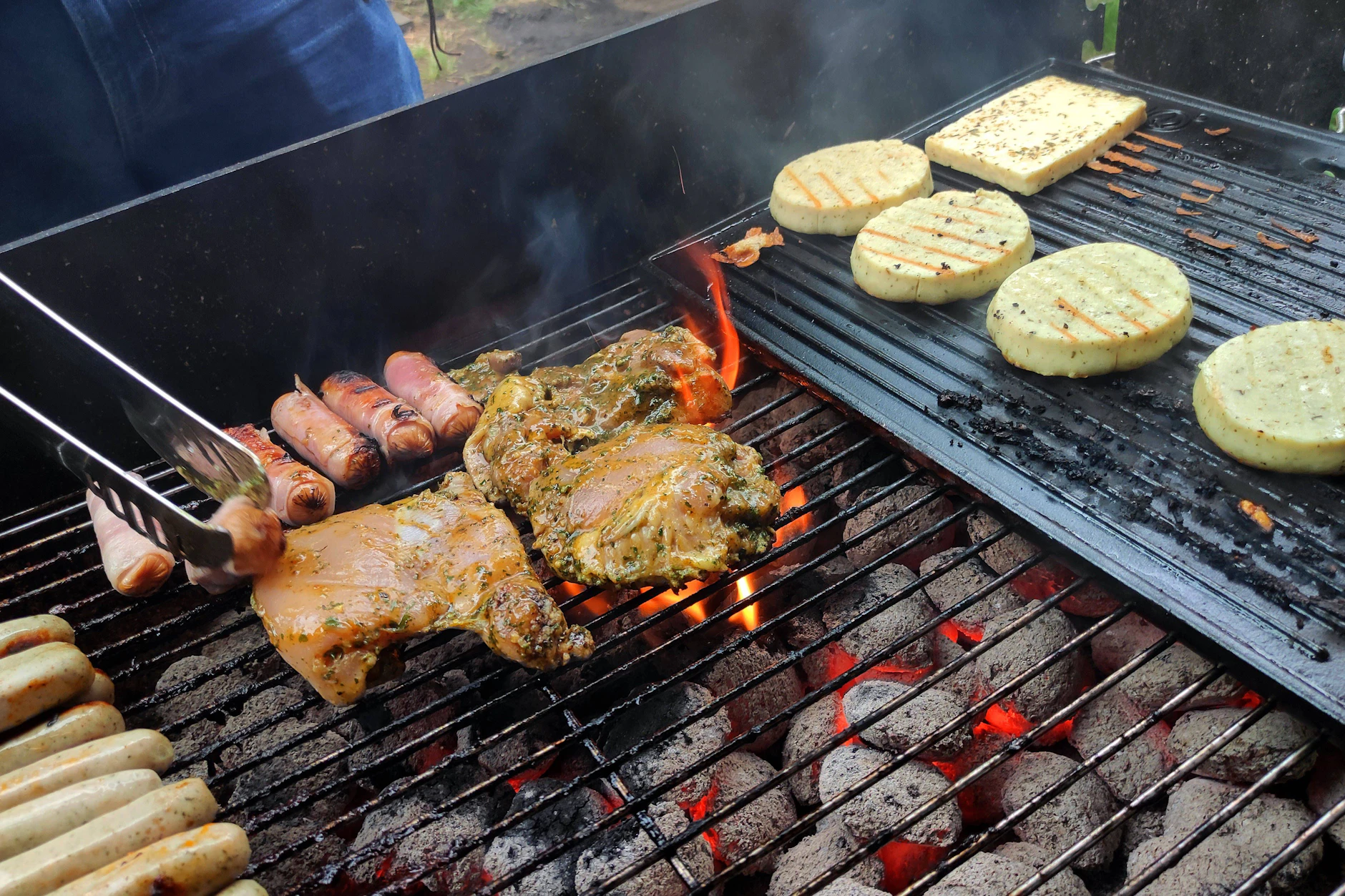 Kein Grillen ohne Grillkohle, viele Menschen freuen sich auf die kommende Saison mit frischem Fleisch und Käse.  