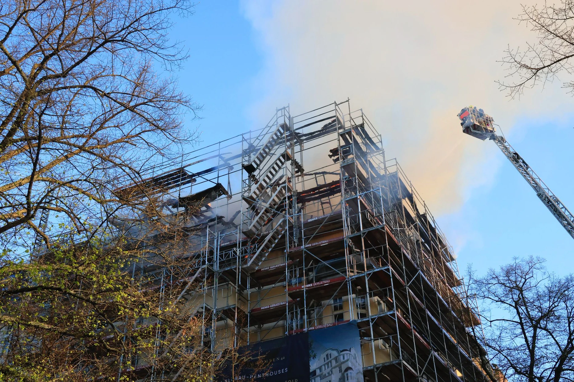 In Charlottenburg brennt das Dach eines Hauses in der Mommsenstrasse. die Rauchwolke kann man über der ganzen Stadt sehen.