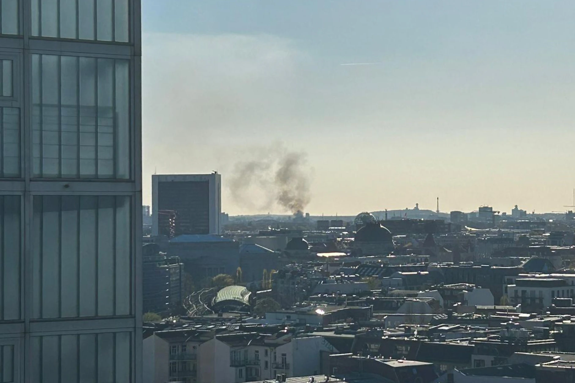 Rauchwolke über der Stadt: Der Brand in Charlottenburg war am Donnerstagabend weithin zu sehen.