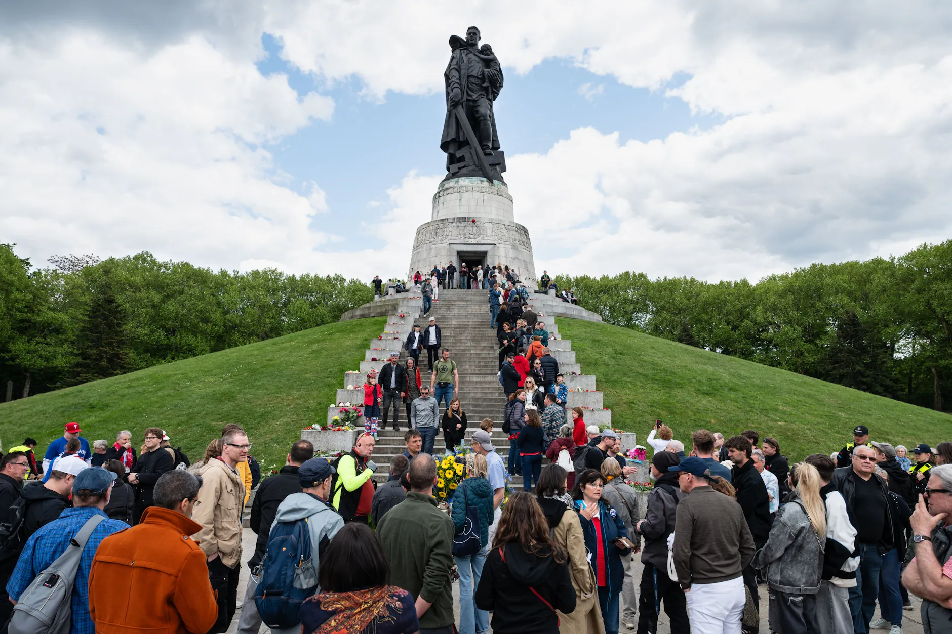 Am 8. Mai 2025 besuchten Menschen aus allen Teilen der ehemaligen Sowjetunion das Sowjetische Ehrenmal in Treptow. Auch Deutsche danken regelmäßig zu Tausenden den Befreiern.