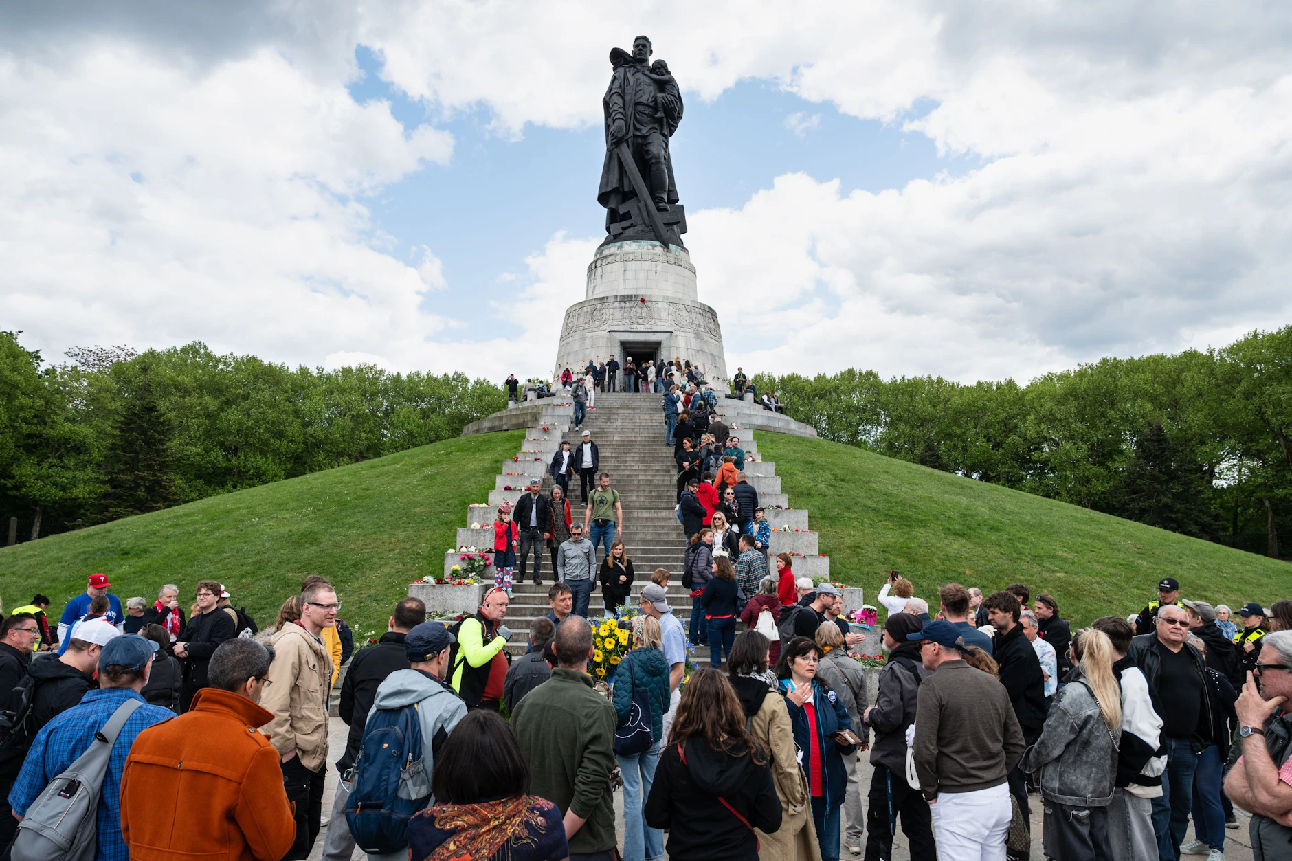 Am 8. Mai 2025 besuchten Menschen aus allen Teilen der ehemaligen Sowjetunion das Sowjetische Ehrenmal in Treptow. Auch Deutsche danken regelmäßig zu Tausenden den Befreiern.