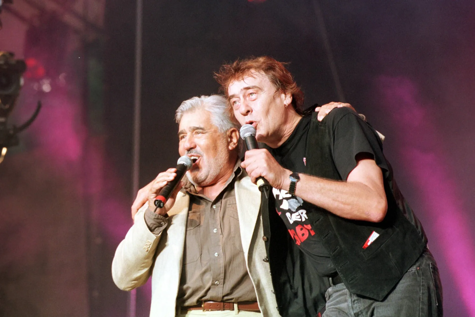 Ganz leger im Sacko tritt Mario Adorf mit Maschine beim 30. Puhdys-Geburtstag in der Waldbühne auf (1999).