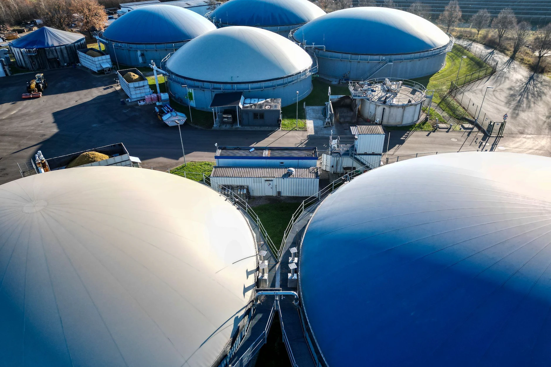 Blick auf die Biogasanlage Lehma der Balance Erneuerbare Energien GmbH. Biogasanlagen sollen künftig flexibler Strom liefern. Für viele Landwirte bedeutet das neue Investitionen.