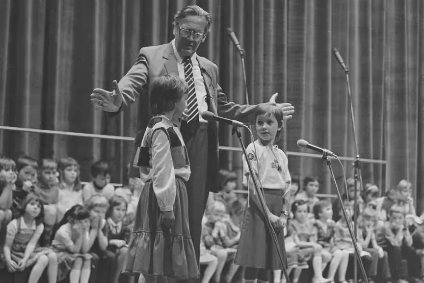 Der Rundfunk-Kinderchor Leipzig und sein Chorleiter Hans Sandig. Die Aufnahme entstand um 1980.
