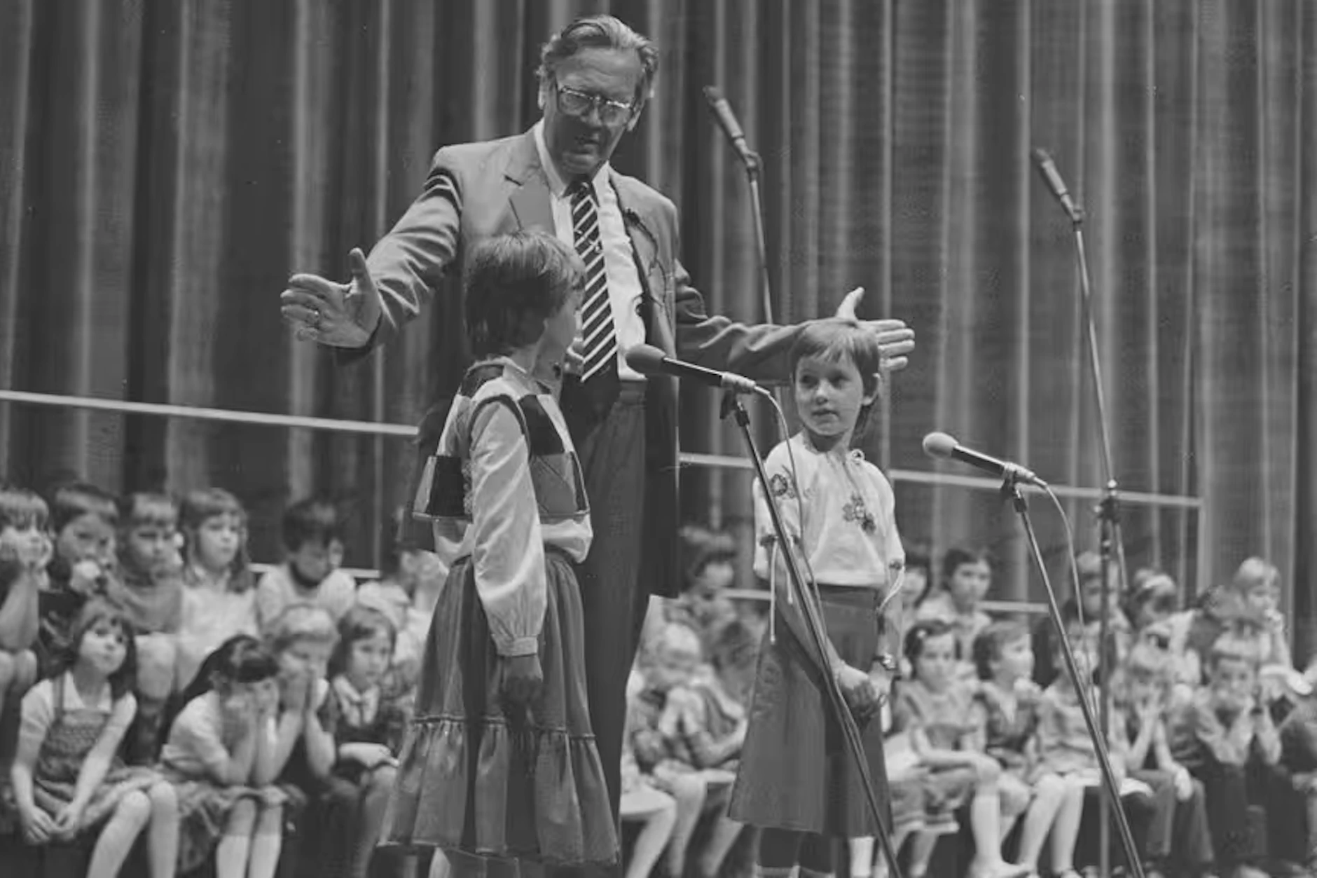 Der Rundfunk-Kinderchor Leipzig und sein Chorleiter Hans Sandig. Die Aufnahme entstand um 1980.