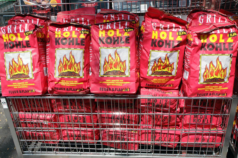 Erster Berliner Supermarkt sperrt Grillkohle weg