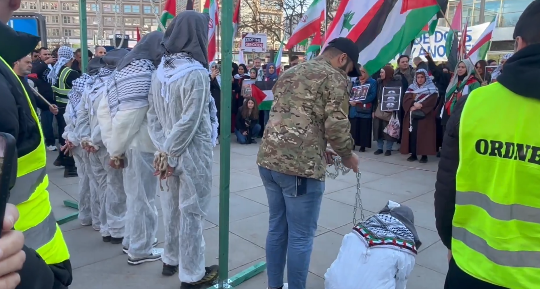 „Hinrichtung“ auf dem Alexanderplatz: Aktivisten führen makabres Schauspiel auf