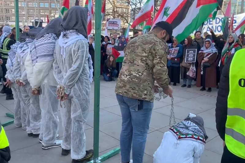 „Hinrichtung“ auf dem Alexanderplatz: Aktivisten führen makabres Schauspiel auf