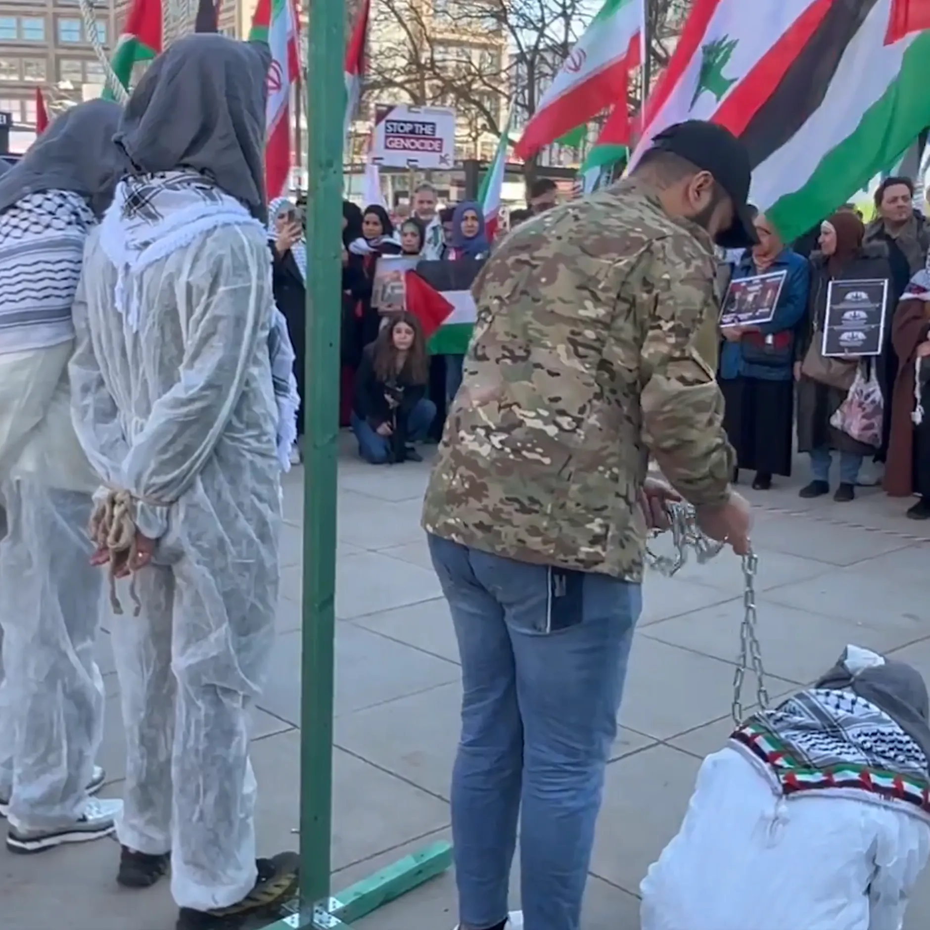 „Hinrichtung“ auf dem Alexanderplatz: Aktivisten führen makabres Schauspiel auf