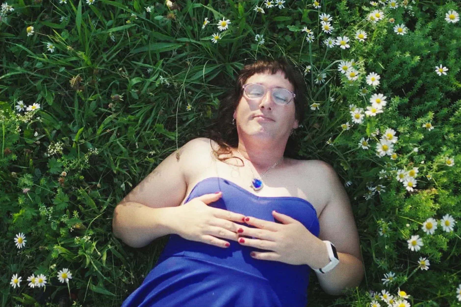 Milena auf einer Blumenwiese am Bodensee