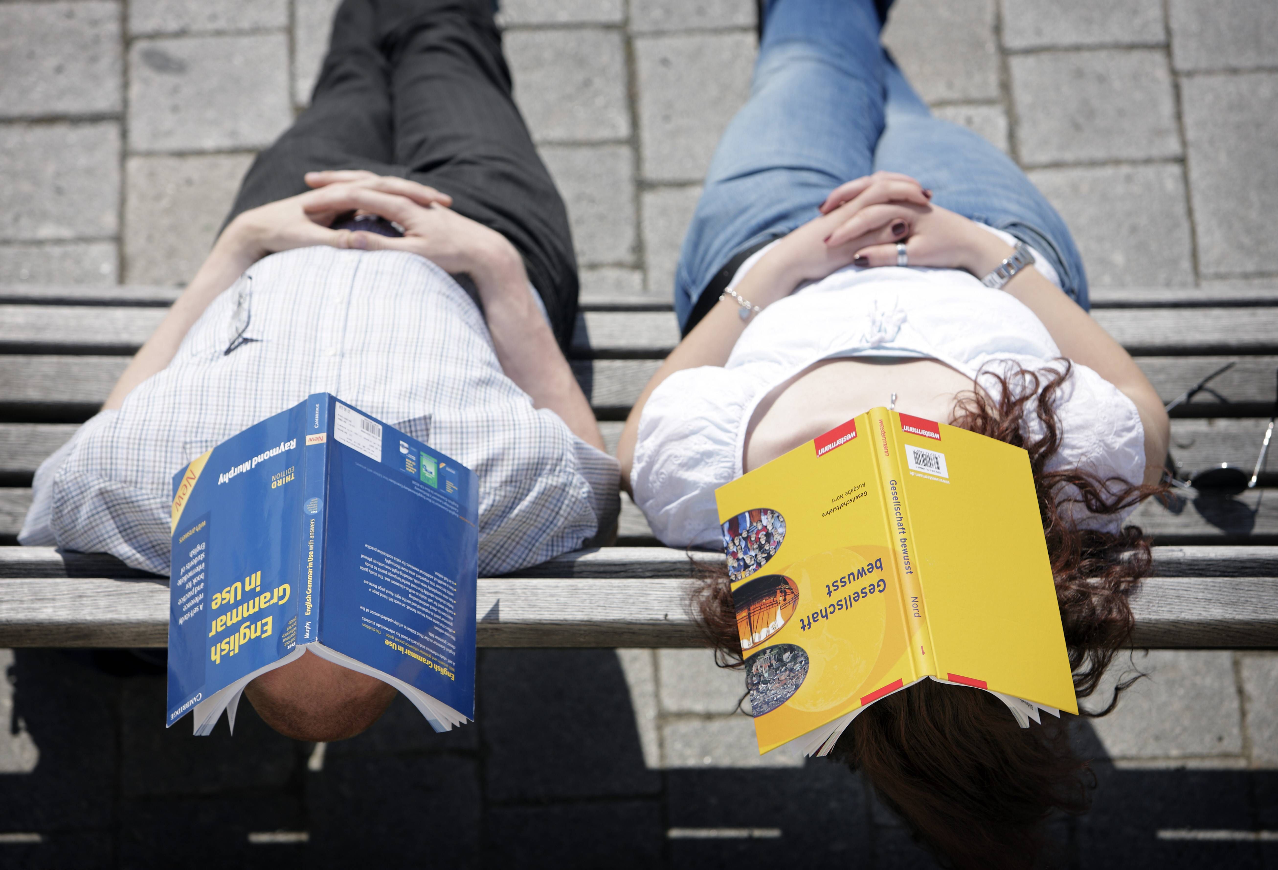 Image - Studenten beschweren sich, Bücher lesen zu müssen: Das Endstadium der Verblödung