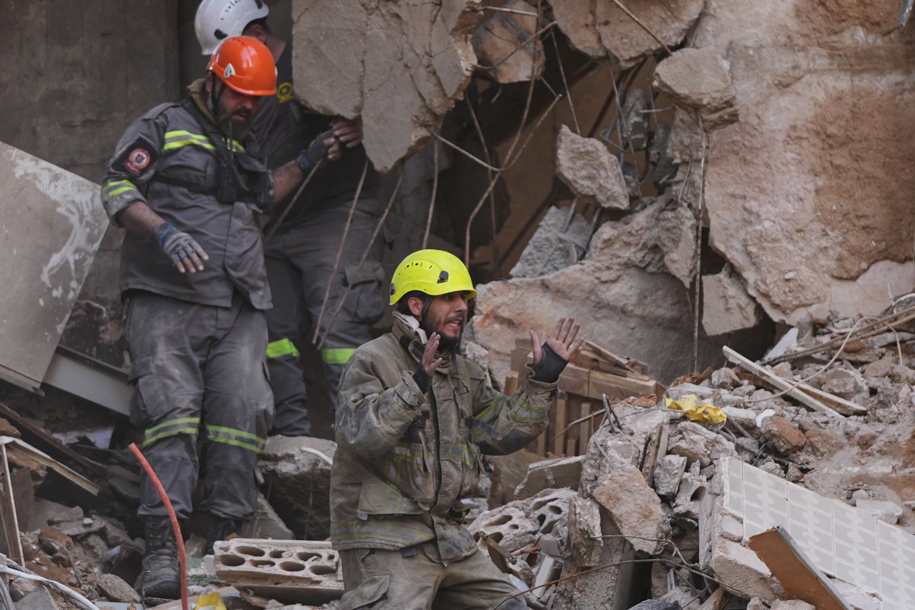 Beirut: Retter suchen in Trümmern nach Opfern.