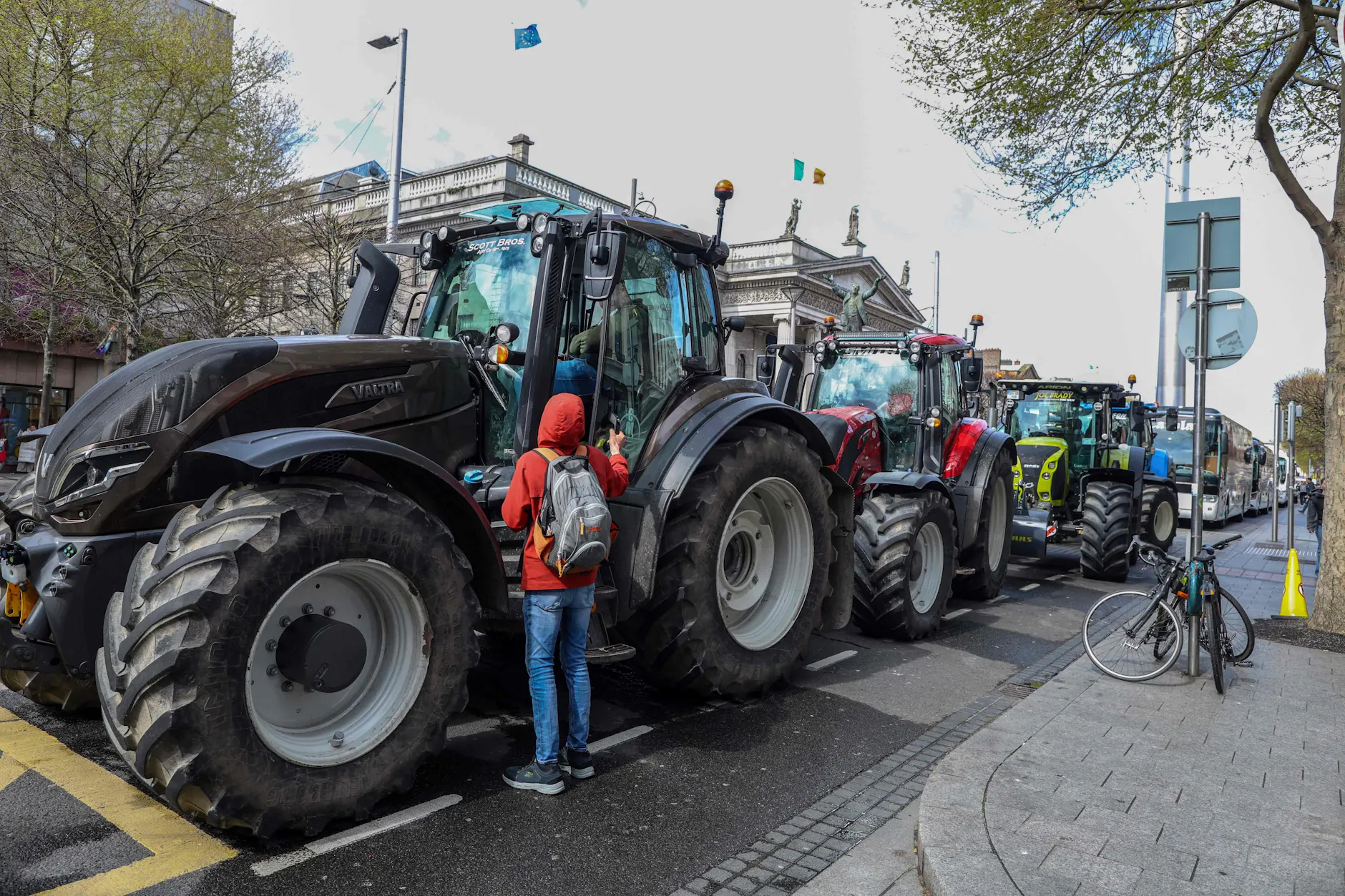 Lastwagen und Traktoren blockieren die O’Connell Street im Stadtzentrum von Dublin