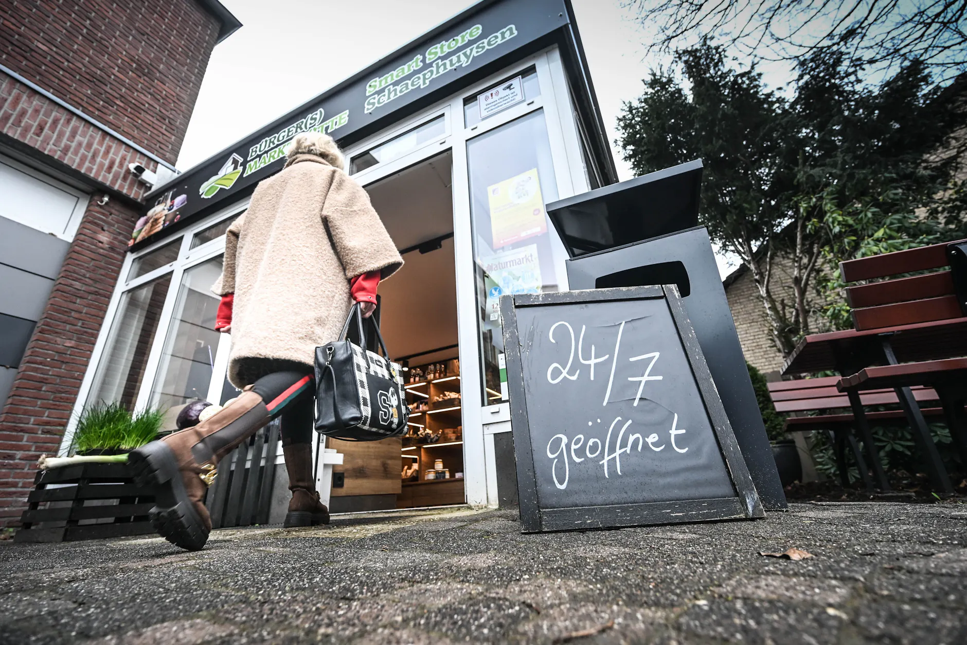 Symbolbild: Eine Kundin geht in einen kleinen Supermarkt in Rheurdt (NRW). Solche Smart Stores soll es auch in Brandenburg geben.