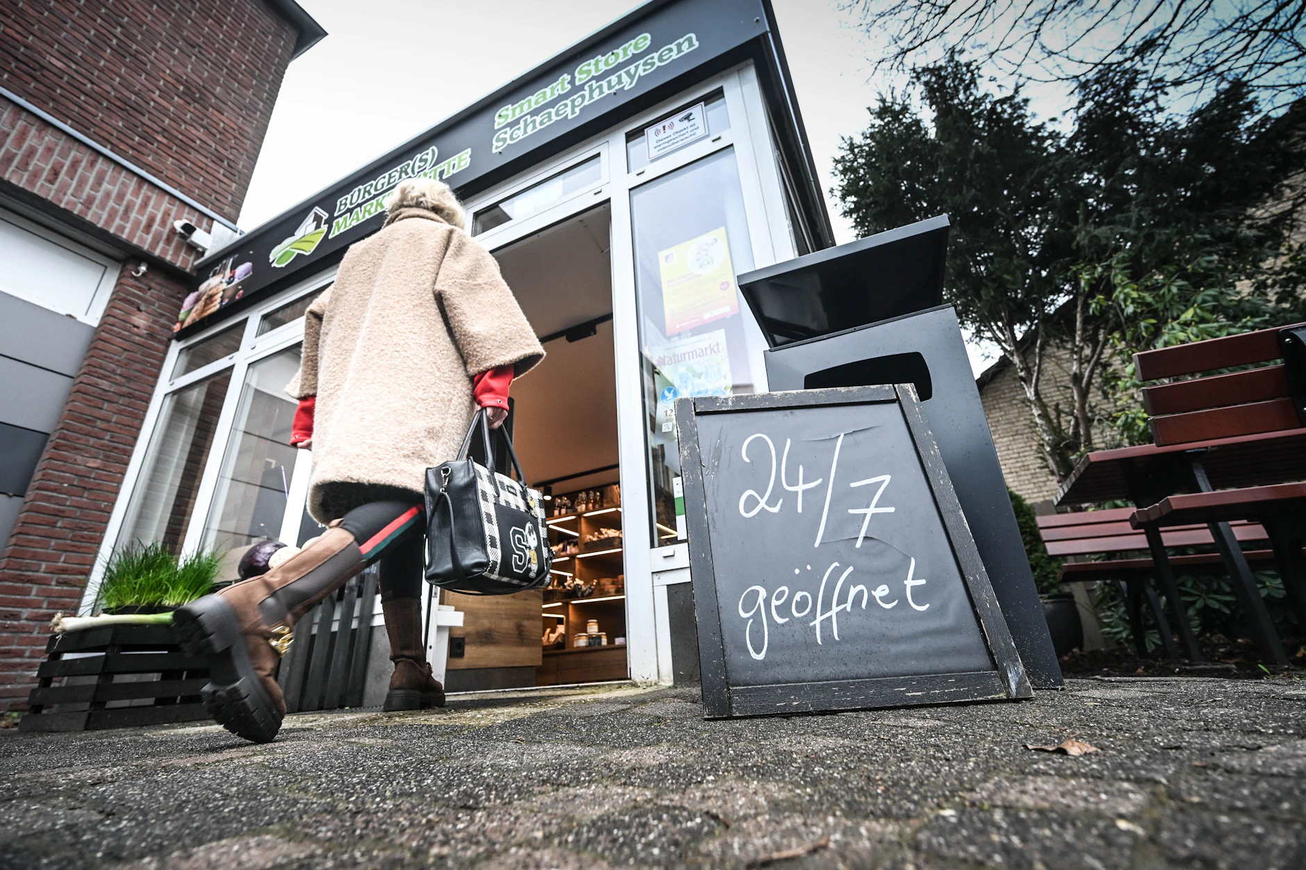 Symbolbild: Eine Kundin geht in einen kleinen Supermarkt in Rheurdt (NRW). Solche Smart Stores soll es auch in Brandenburg geben.