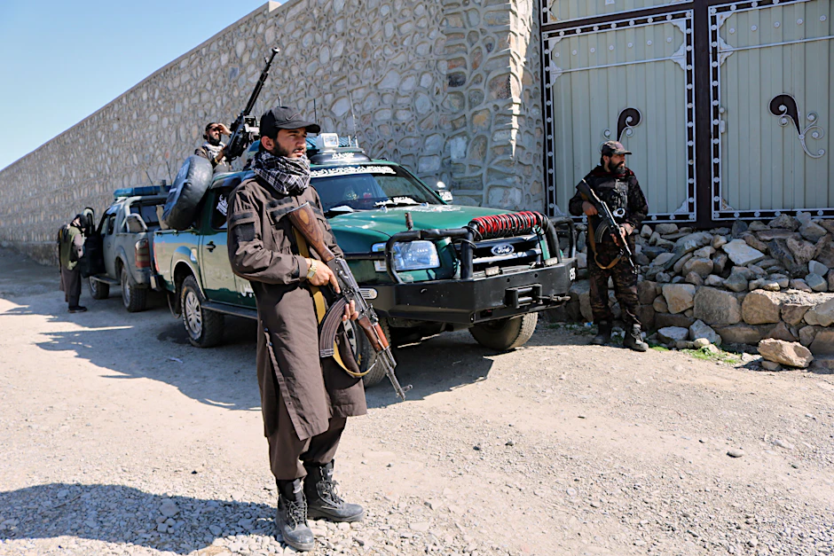 Taliban-Sicherheitskräfte bewachen ein Haus in Momand Dara nahe der Grenze zu Pakistan, das bei den jüngsten Kämpfen getroffen wurde.