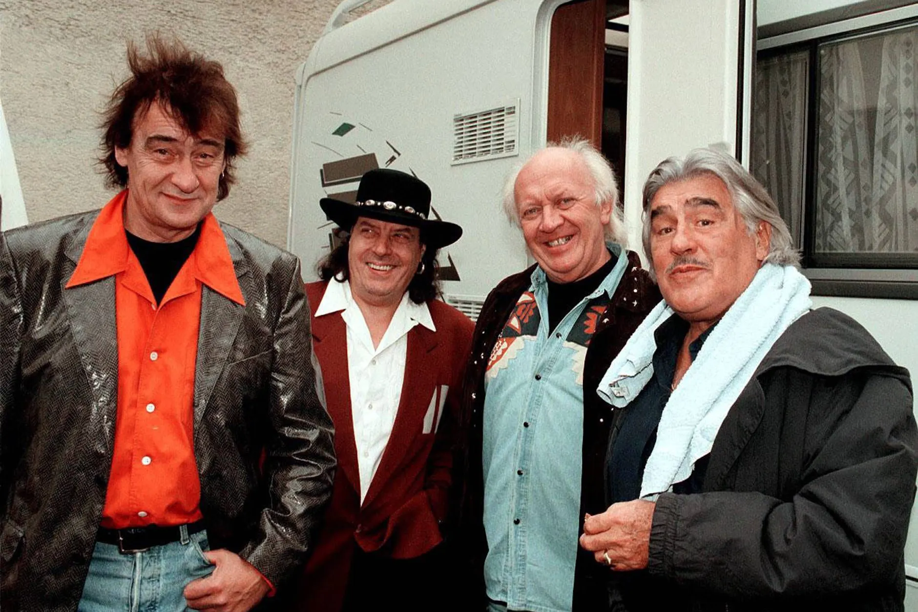 Die Puhdys-Männer Dieter „Maschine“ Birr, Dieter „Quaster“ Hertrampf und Peter „Eingehängt“ Meyer mit Mario Adorf bei den Dreharbeiten zu „Comeback für Freddy Baker“, die in München stattfanden.