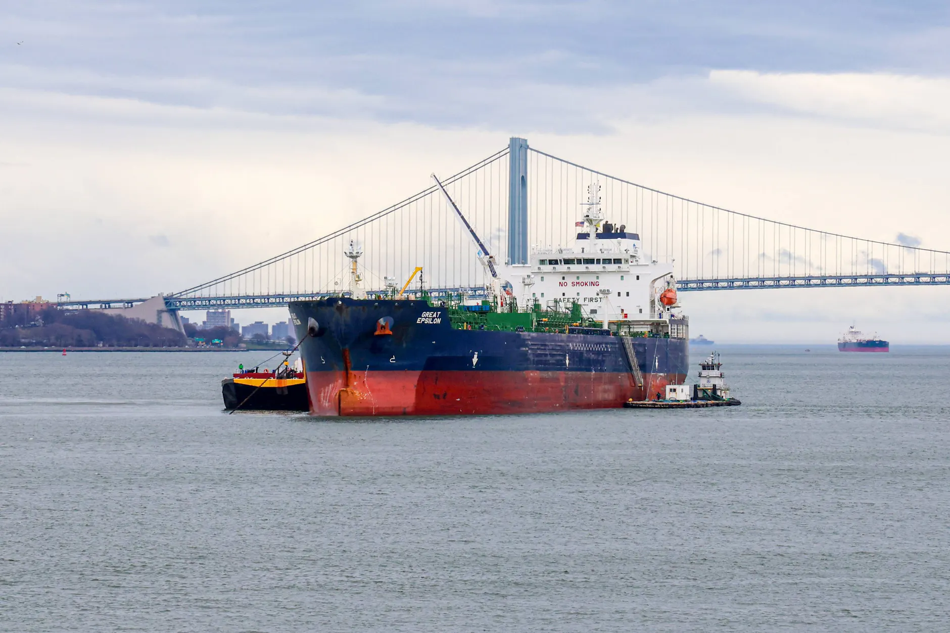 Tanker fahren in den Hafen von New York ein.