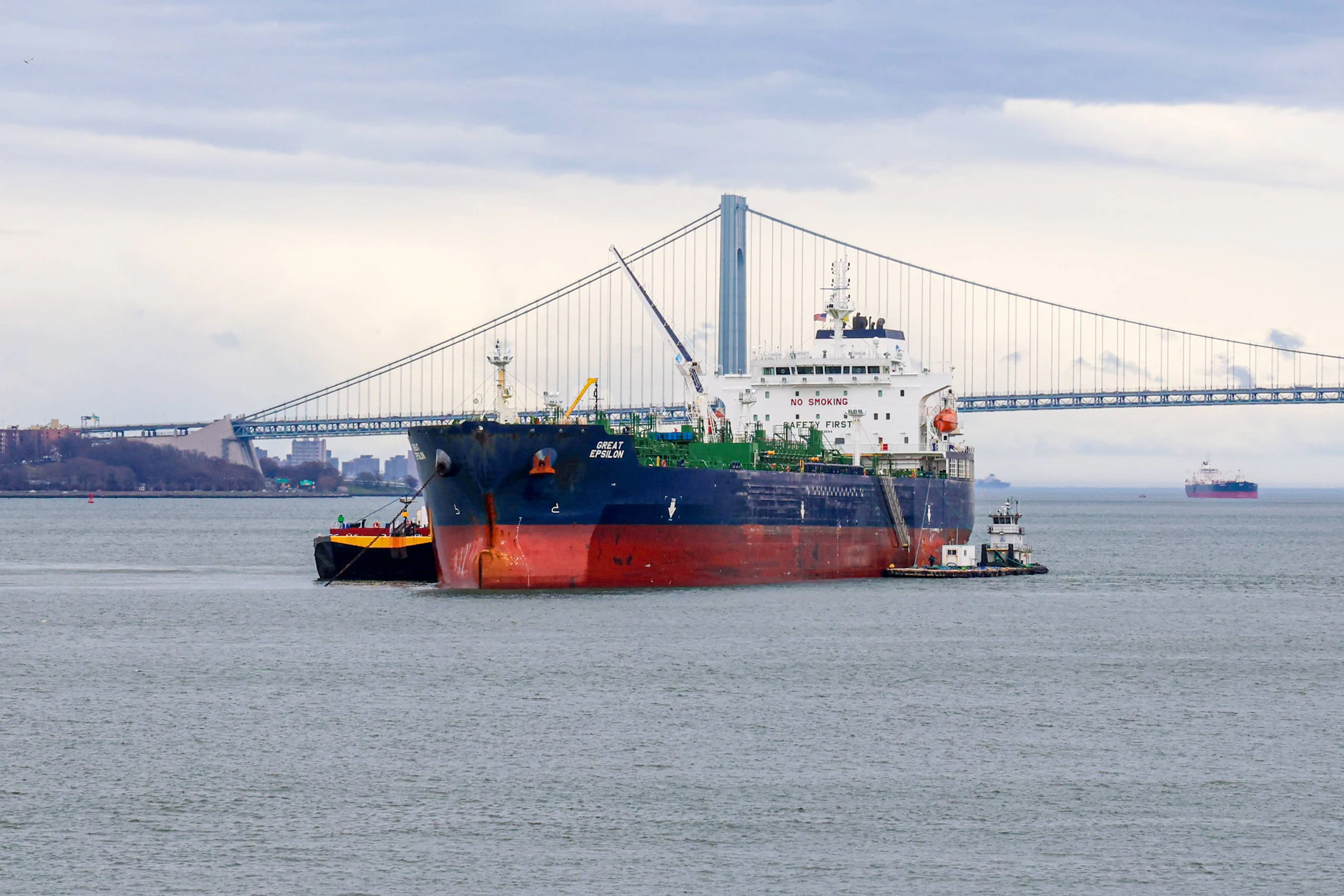 Tanker fahren in den Hafen von New York ein.