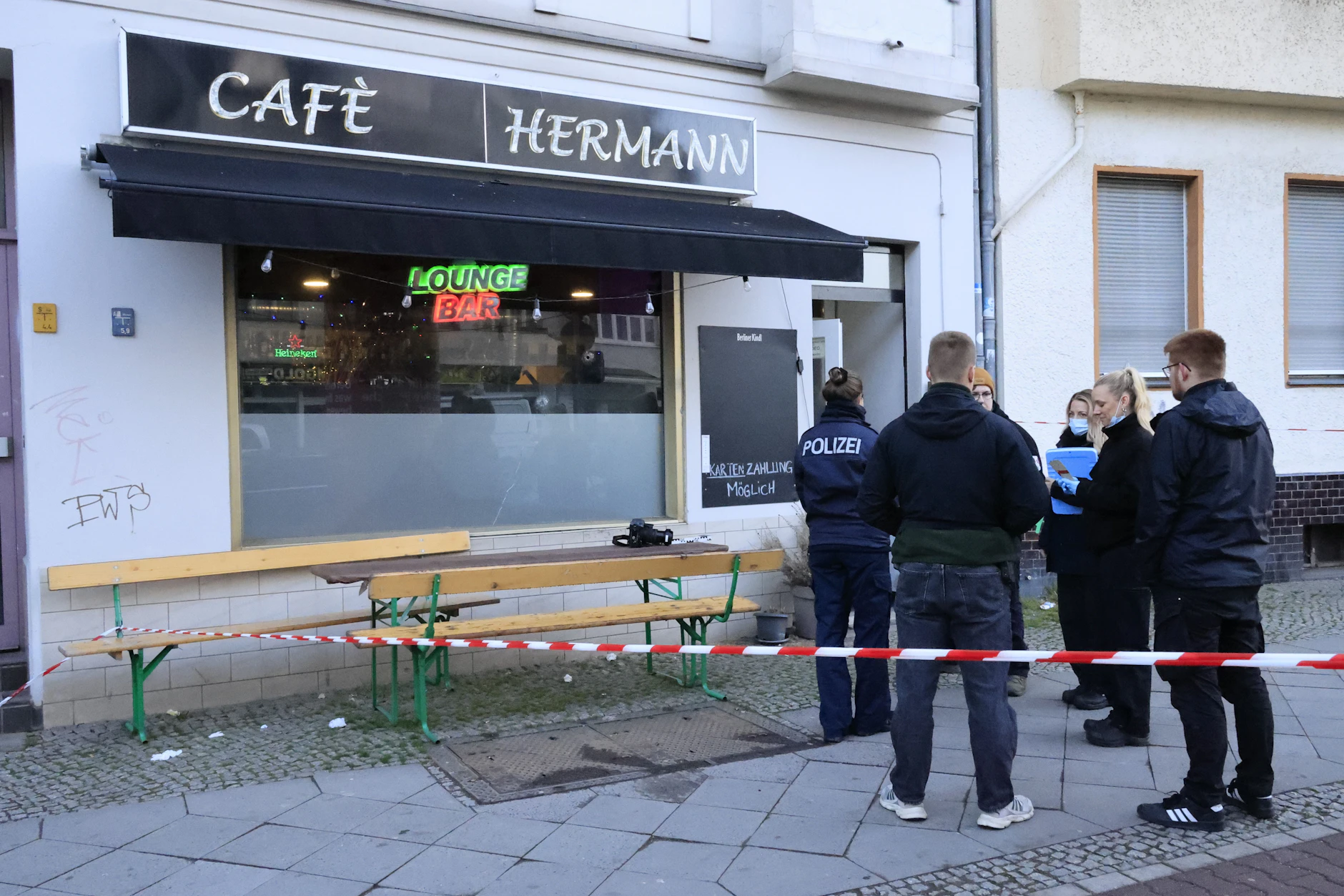 Ende März wurden aus einem Fahrzeug heraus Schüsse auf ein Café in der Hermannstraße in Neukölln abgegeben. 