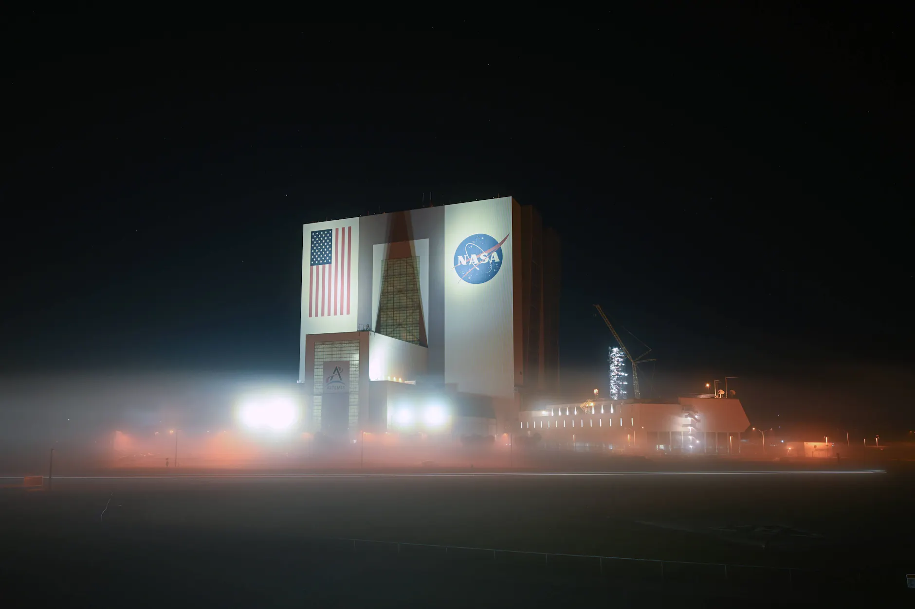 Eingehüllt in dichten Nebel und behördliches Schweigen: Die Anlagen der NASA und anderer US-Forschungseinrichtungen bieten den perfekten Nährboden für ungebremste Spekulationen im Netz.