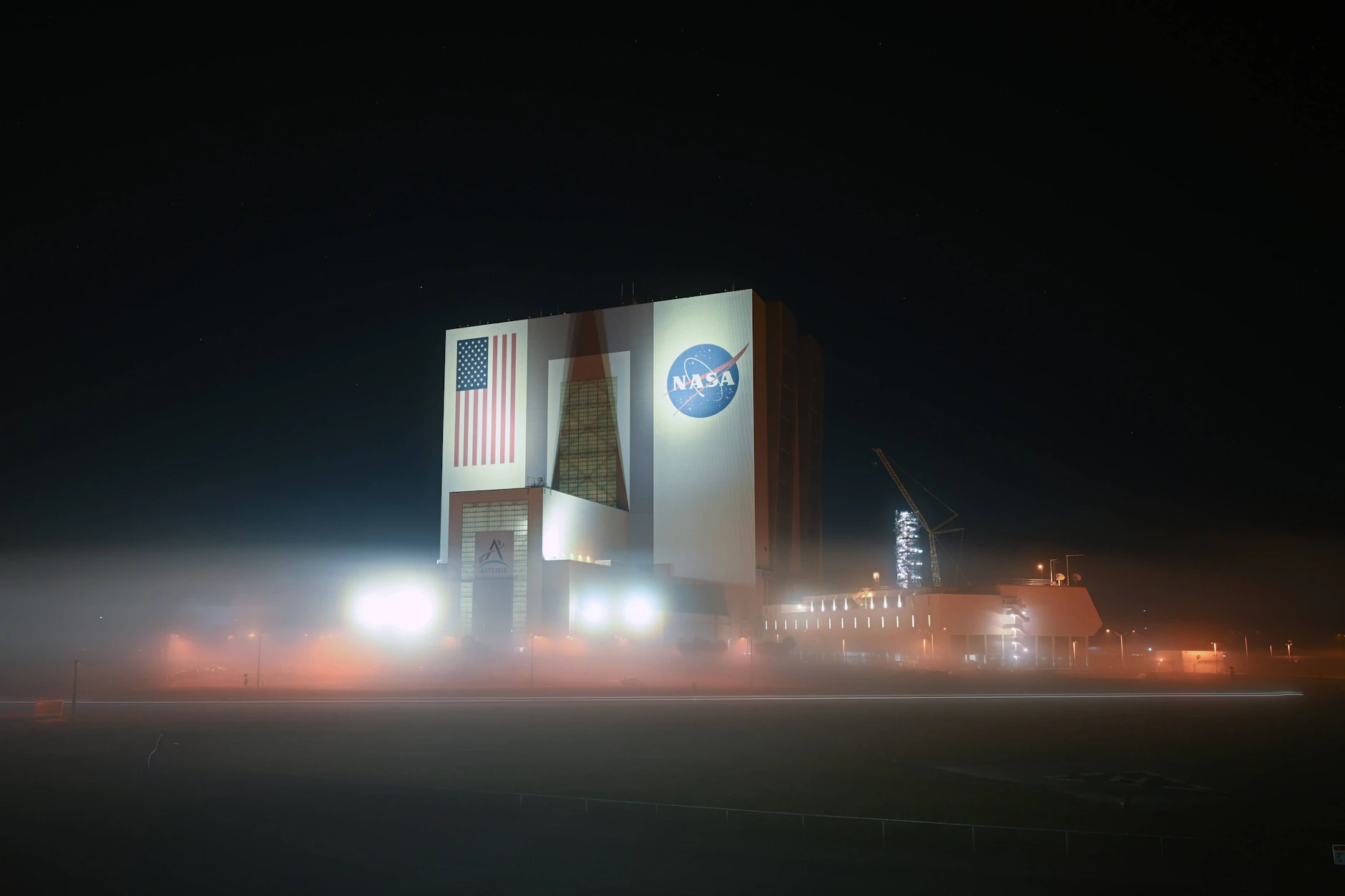 Eingehüllt in dichten Nebel und behördliches Schweigen: Die Anlagen der NASA und anderer US-Forschungseinrichtungen bieten den perfekten Nährboden für ungebremste Spekulationen im Netz.