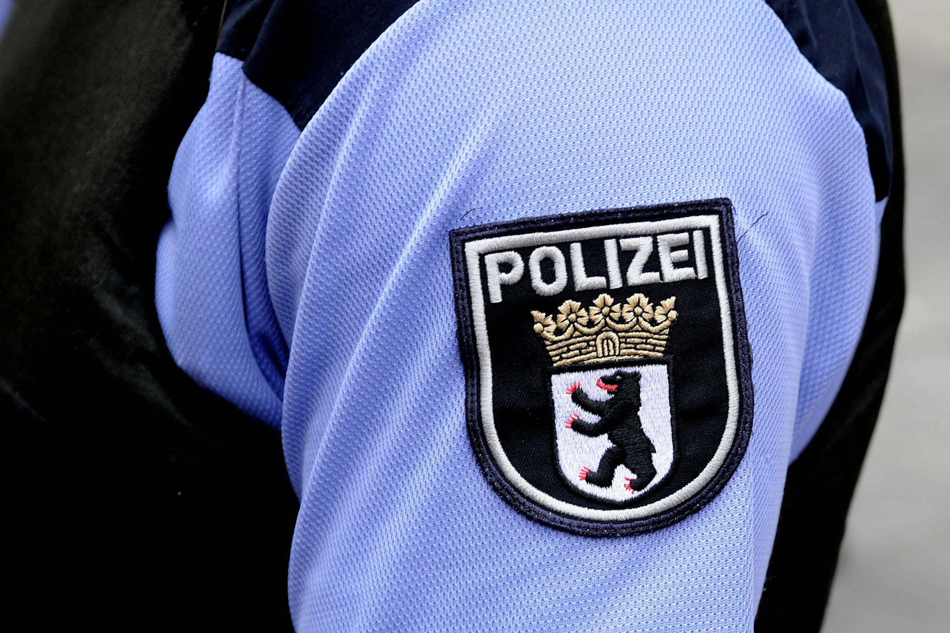 Berliner Polizeibeamte fanden in Friedenau eine leere Wohnung vor, die wohl als privater Schießstand genutzt wurde.