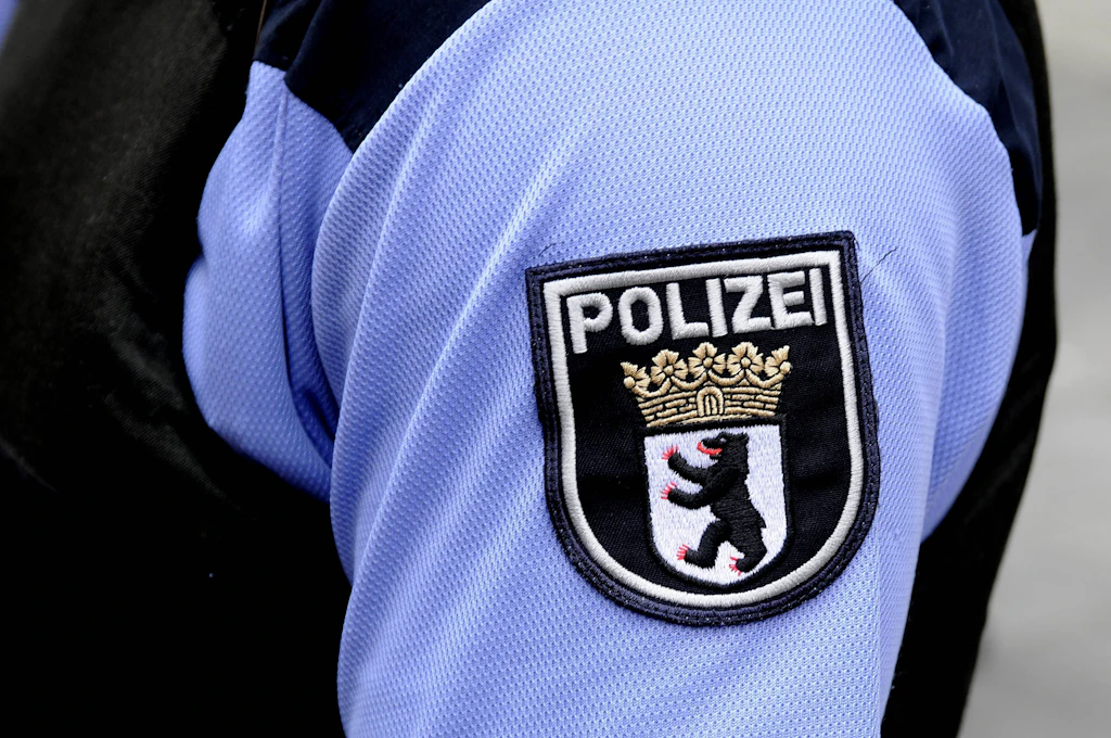 Berliner Polizeibeamte fanden in Friedenau eine leere Wohnung vor, die wohl als privater Schießstand genutzt wurde.
