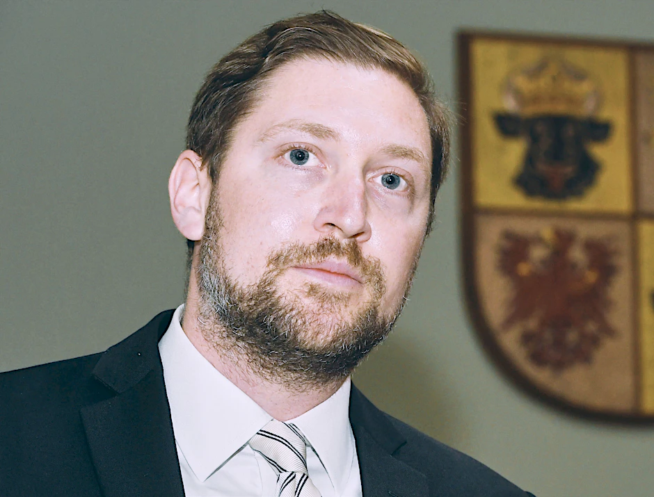 Anwalt Jakob Schirmer steht am 20. Juli 2017 im Sitzungssaal des Landesverfassungsgerichts in Greifswald (Mecklenburg-Vorpommern).