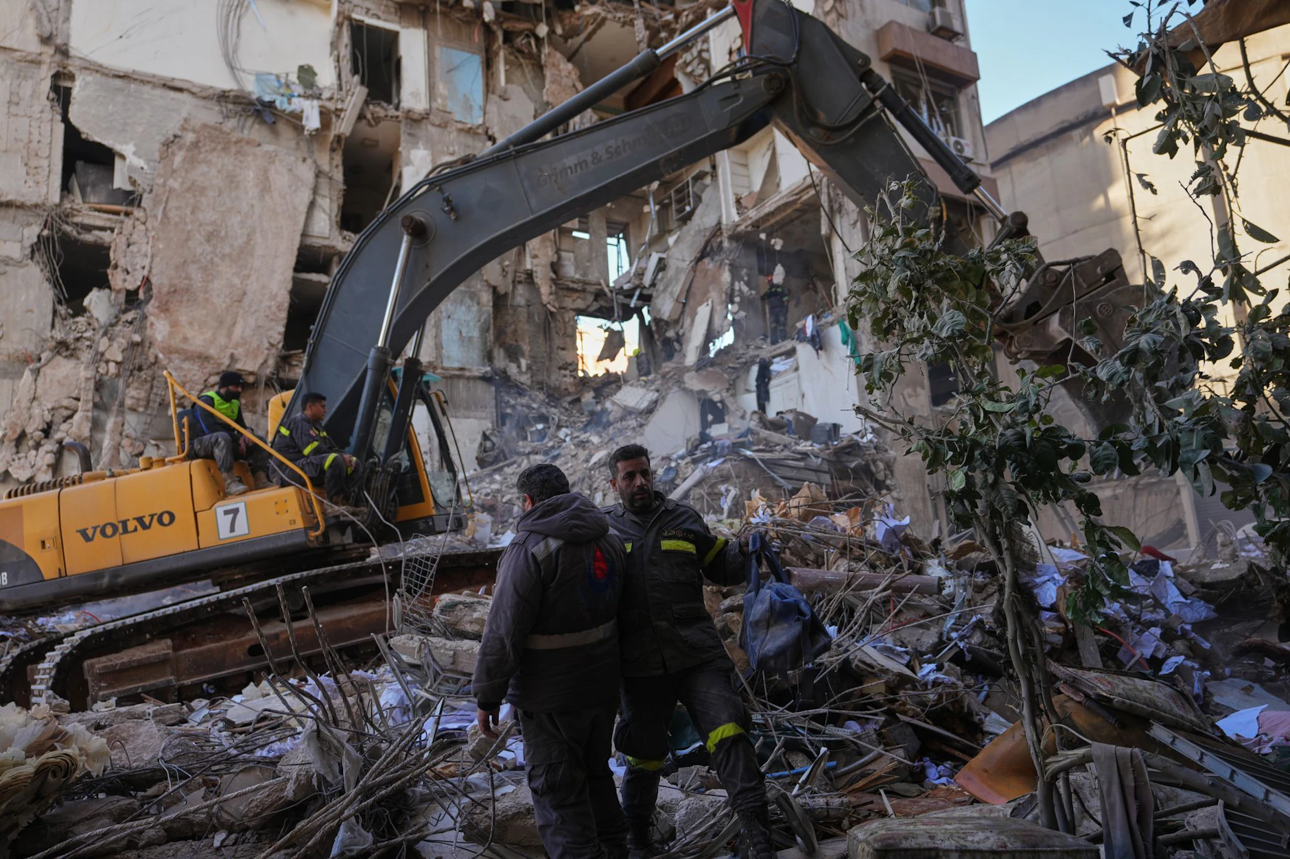 Mitarbeiter des libanesischen Zivilschutzes suchen nach Opfern in den Trümmern eines Gebäudes, das am Vortag bei einem israelischen Luftangriff im Zentrum von Beirut zerstört wurde.