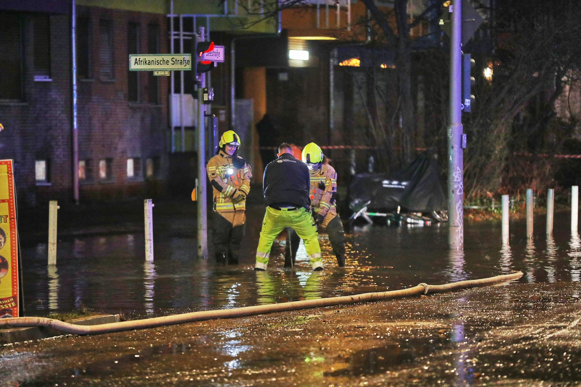 Ein Wasserrohrbruch in der Seestraße im Berliner Bezirk Wedding. Hier musste der BWB-Notdienst anrücken.