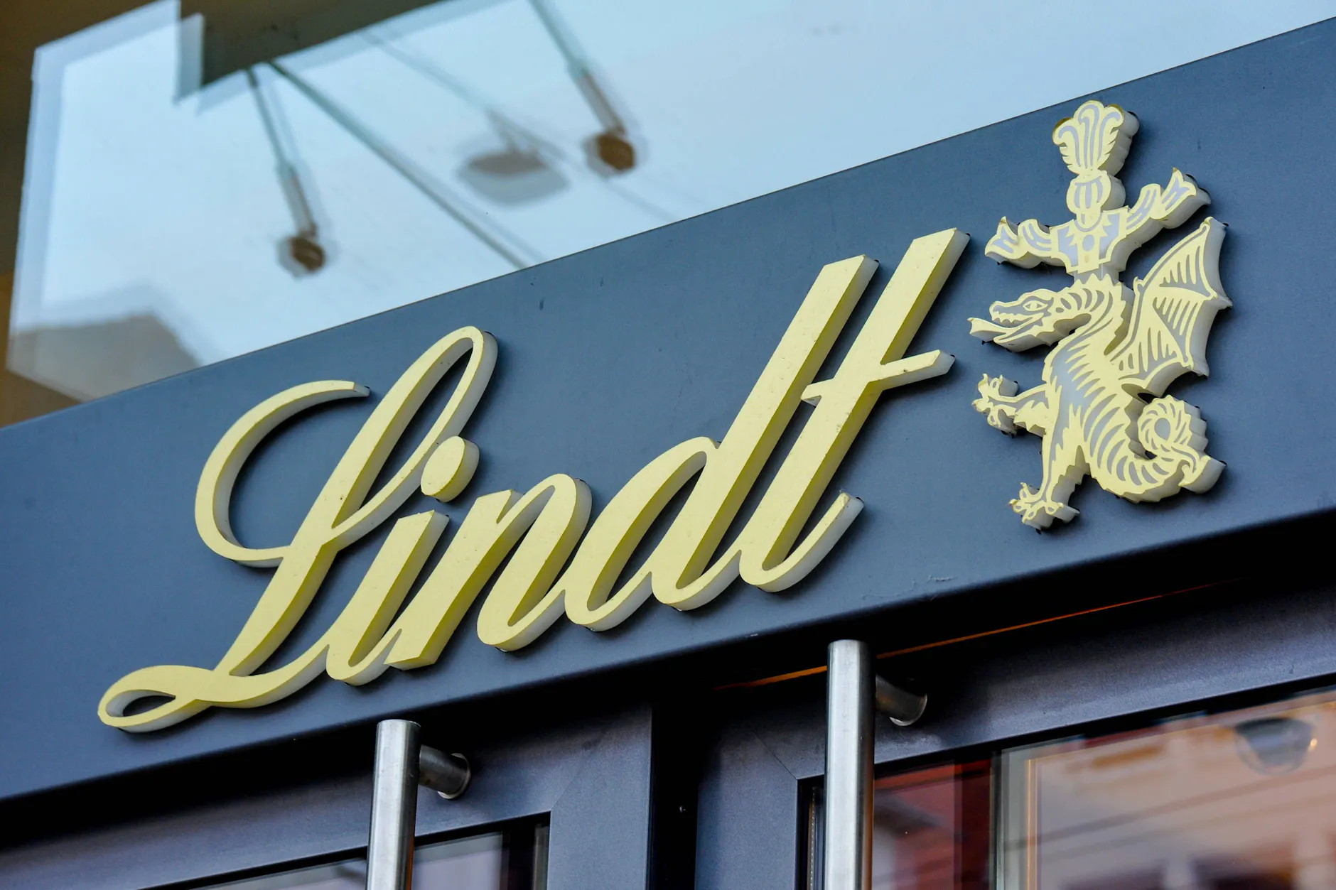 Lindt wünscht sich für seine Produkte eine Premiumplatzierung - bei Lidl und Aldi findet der Schokoladenhersteller diese nicht.