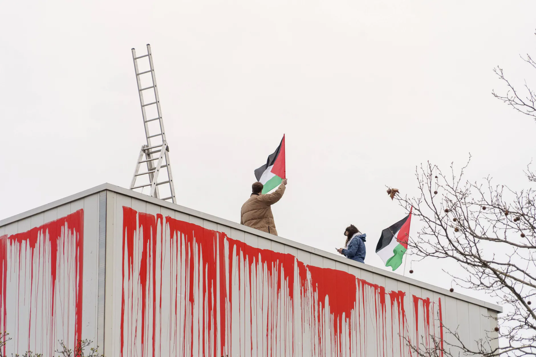 Erst im März kletterten Aktivisten auf das Dach des Fabrikgebäudes.