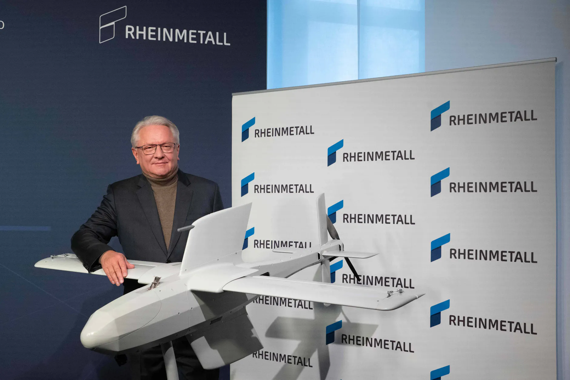 Rheinmetall-Chef Armin Papperger mit dem Modell einer Kamikaze-Drohne.