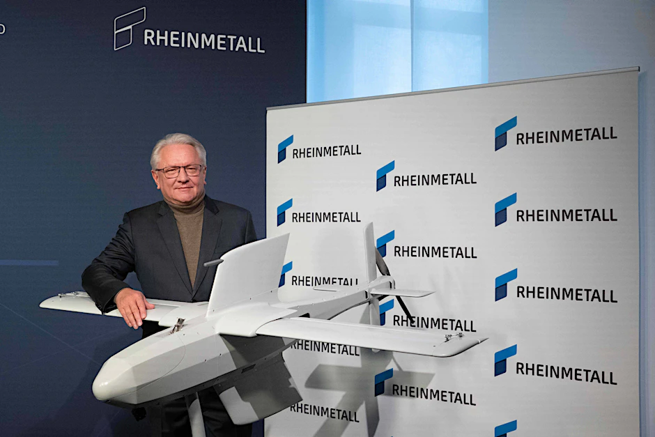 Rheinmetall-Chef Armin Papperger mit dem Modell einer Kamikaze-Drohne