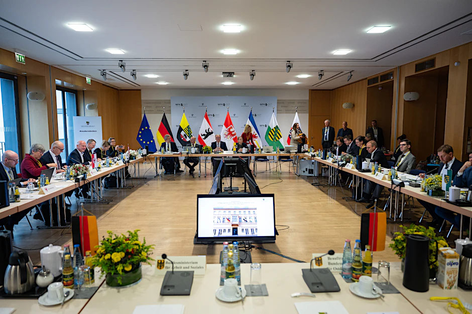 Archivbild: Reiner Haseloff (CDU, M), damaliger Ministerpräsident von Sachsen-Anhalt, eröffnet als Vorsitzender die Ministerpräsidentenkonferenz-Ost in der Landesvertretung Sachsen-Anhalt. (08.11.2024)