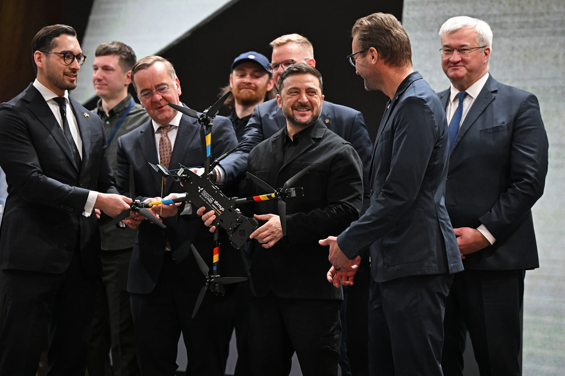 Wolodymyr Selenskyj und Verteidigungsminister Boris Pistorius beim Besuch des&nbsp;deutsch-ukrainischen Drohnenherstellers Quantum Frontline Industries