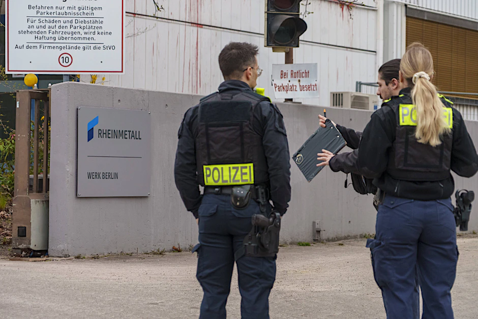 Erneute Proteste vor Rheinmetall-Fabrik in der Scheringstraße.